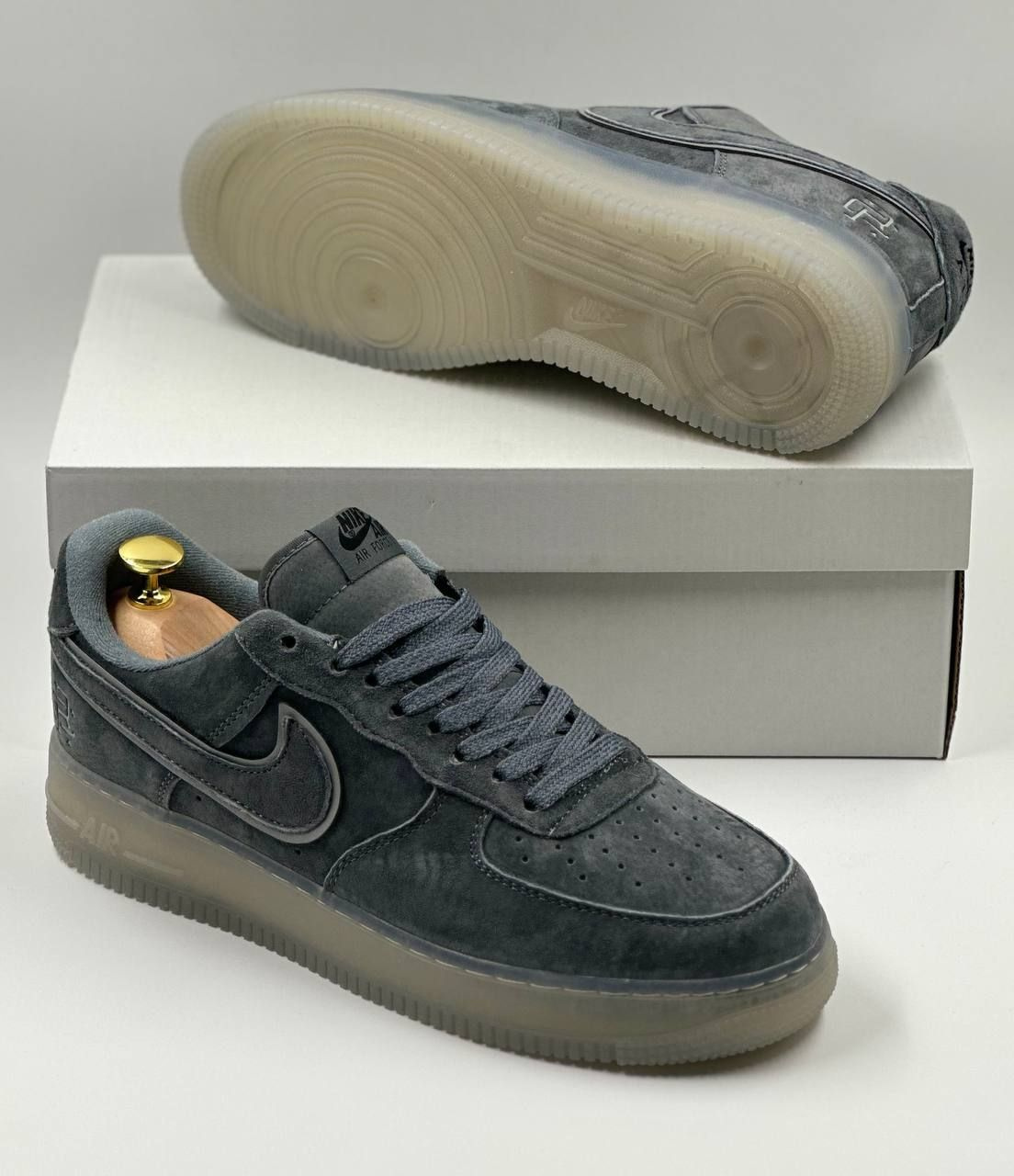 Air Force 1 Low Light-Grey CR Устойчивость и надежность на каждом шагу. Прекрасный вариант для любителей streetwear обуви. Неубиваемая модель стала самой популярной и продаваемой в Nike. Подойдут под джинсы и шорты, спортивные и классические брюки. Женская половина общества успешно сочетает данную модель с платьями и юбками.