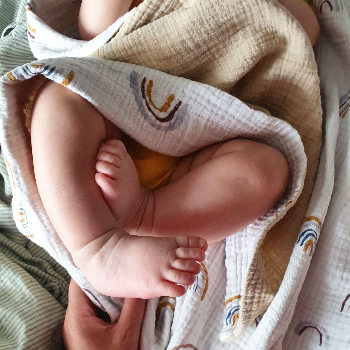Муслиновый плед для малышей и новорожденных большого размера 130х100 см. Материал муслин- супер легкий и дышащий 4х слойный жатый. Плед имеет две стороны