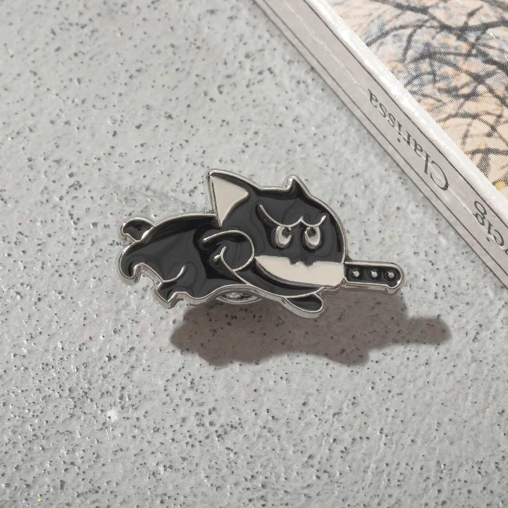 Значок Кот охотник, в прыжке, цвет чёрный в серебре #1