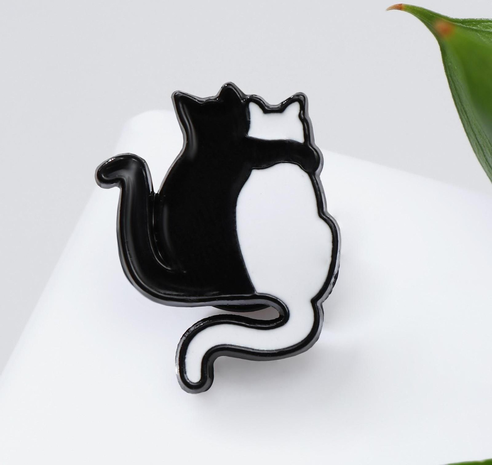 Значок Коты объятие, цвет чёрно-белый в чёрном металле #1