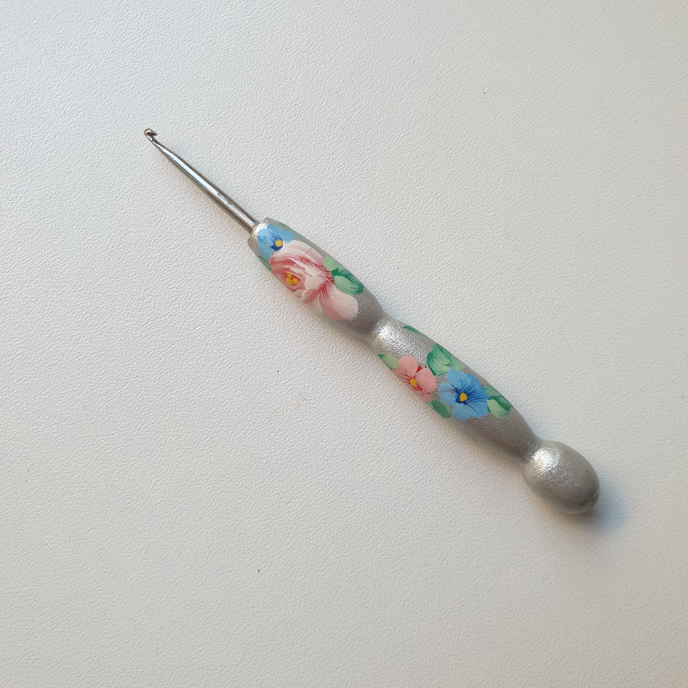 Миниатюрный короткий мини крючок (для фриволите) 1.6 мм с короткой рукояткой и жостовской росписью на #1