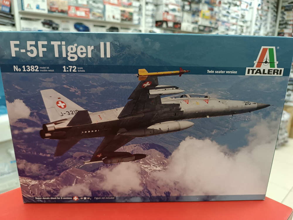 Сборная модель вертолета 1:72 italeri 1382ИТ F-5 F Twin Seater #1