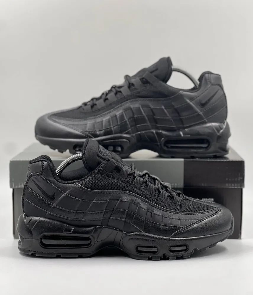 Nike Air Max 95, берут свое название в честь года выпуска 1995, разработанные дизайнером Серджио Лозано, вдохновившимся анатомическими ассоциациями, которые он описал следующим образом:  Верх кроссовок - волокна плоти и мышц Подошва - позвоночник Нейлоновые проушины напоминали ему ребра. Мгновенно завладели статусом хита и не теряют своей популярности по сей день.  Сегодня они являются одними из самых популярных и желанных кроссовок данного бренда.  Эволюция Air Max 95 и множество новых расцветок привлекают все новых фанатов данной модели.  Эту модель одинаково любят профессиональные спортсмены, знаменитости, а так же любители высококачественной и удобной обуви.  Отдельно стоит отметить внимание к данной модели в Hip-Hop культуре, где Air Max 95 заслуженно занимают место обязательного атрибута этого стиля.