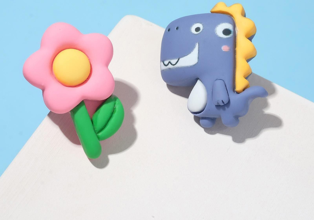 Серьги пластик Вкусности динозаврик и цветочек, цвет сине-розовый  #1