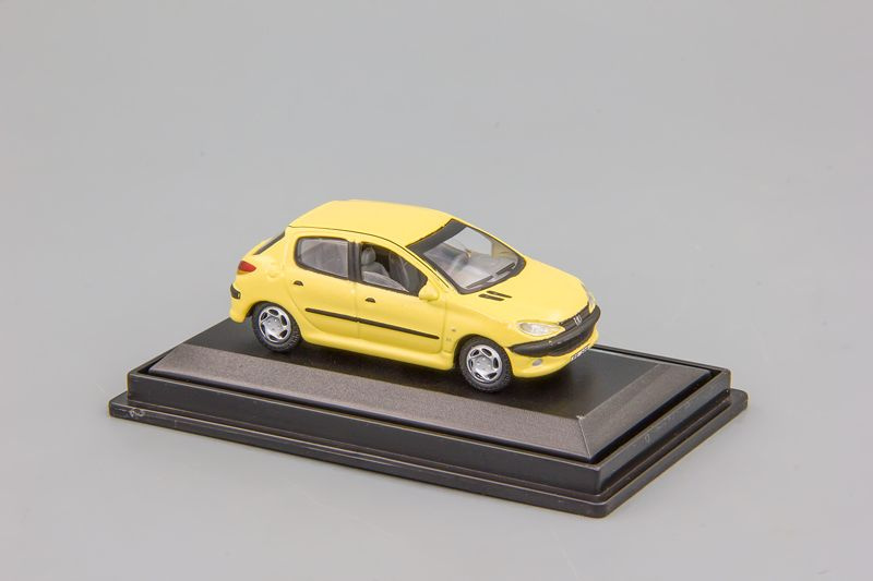 Модель коллекционная Peugeot 206 (yellow) в боксе #1