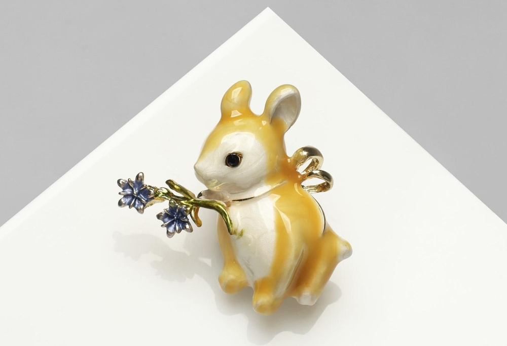 Брошь Кролик с цветочками, цветная в золоте #1