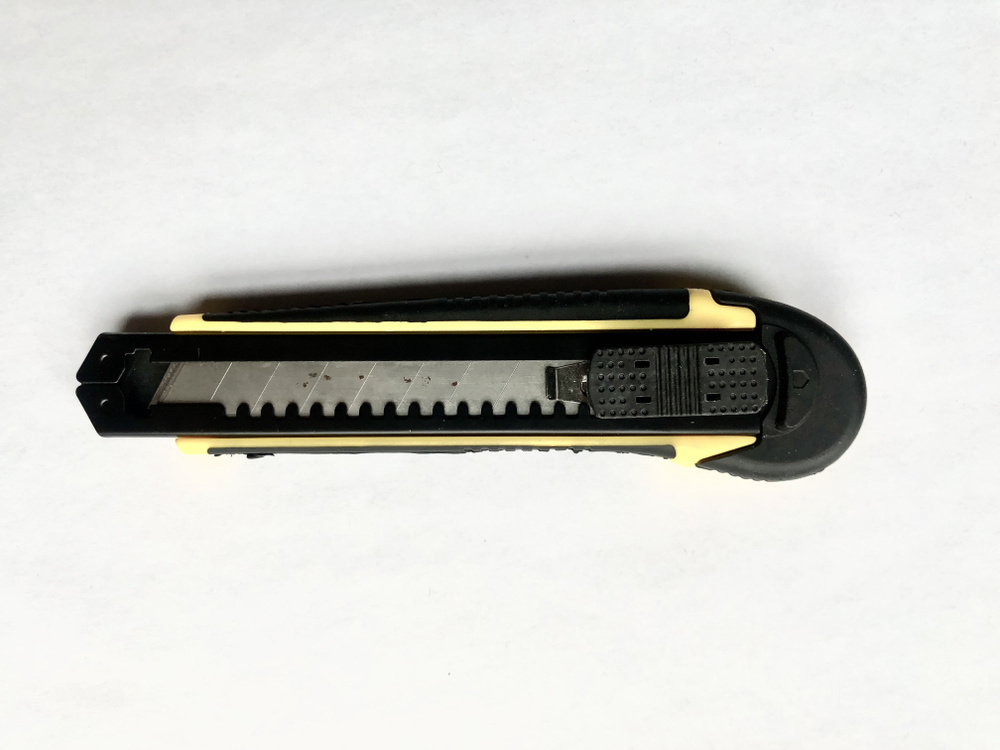 Нож канцелярский с фиксатором (синяя выдвижная кнопка, обрезиненная рукоятка) + 3 сменных лезвия CUTTER #1