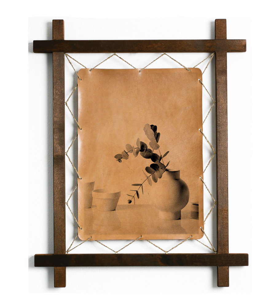 Картина "Эвкалипт в белой вазе, натюрморт", гравировка на натуральной коже, интерьерная для украшения #1