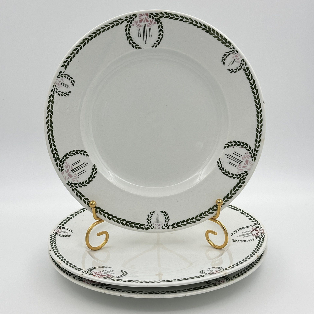 Набор из трёх тарелок, декорированных растительным орнаментом с гирляндами вдоль борта, фаянс, деколь, #1