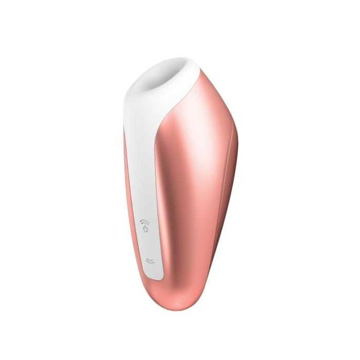 Love Breeze от Satisfyer - вакуумный стимулятор клитора с волнами воздушного давления Air Pulse и 11 режимами мощности.   Вибратор уникальной и эргономичной формы идеально лежит в ладони, не скользит. Кончик стимулятора плотно прилегает к клитору и обеспечивает вакуумно-волновое воздействие. А благодаря компактному дизайну и специальной крышечке, его удобно хранить.  Сатисфаер Лав Бриз имеет степень водонепроницаемости IPX7, поэтому его легко использовать в душе или ванне. Изделие изготовлено из мягкого, эластичного силикона без запаха, без аллергенов и вредных для здоровья веществ. Такой материал не впитывает запахи, не меняет цвет и не требует особого ухода. Используйте смазку для лучшего скольжения.   Хранение: Стимулятор следует очищать до и после каждого использования.   Магазин PISTRO отправляет интимные товары для взрослых 18 + в крепкой и непрозрачной упаковке, обеспечивая анонимность покупателю и доставляя интим игрушки для женщин и мужчин целыми и невредимыми.