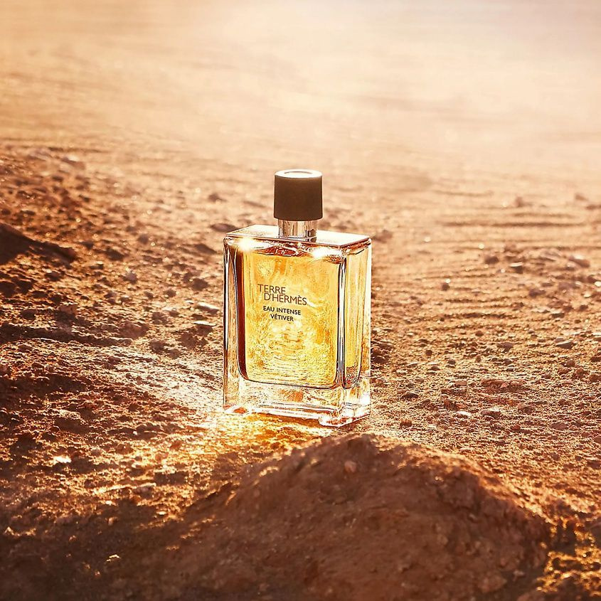 Terre D'Hermes Eau Intense Vetiver — это аромат для мужчин, он принадлежит к группе древесные фужерные.  Парфюмерная композиция парфюма построена вокруг сложного древесного аромата ветивера, который обладает пряными, дымными, иногда чуть цитрусовыми, оттенками. Насыщенный аромат ветивера окружен свежими искристыми цитрусовыми нотами бергамота и зеленых сочных акцентов сычуаньского перца. Ветивер, с самого начала укоренившийся в Terre, достигает зенита в этой новой композиции. Исходный баланс Terre, древесный и минеральный, смещается, превращаясь в растительно-лесной.