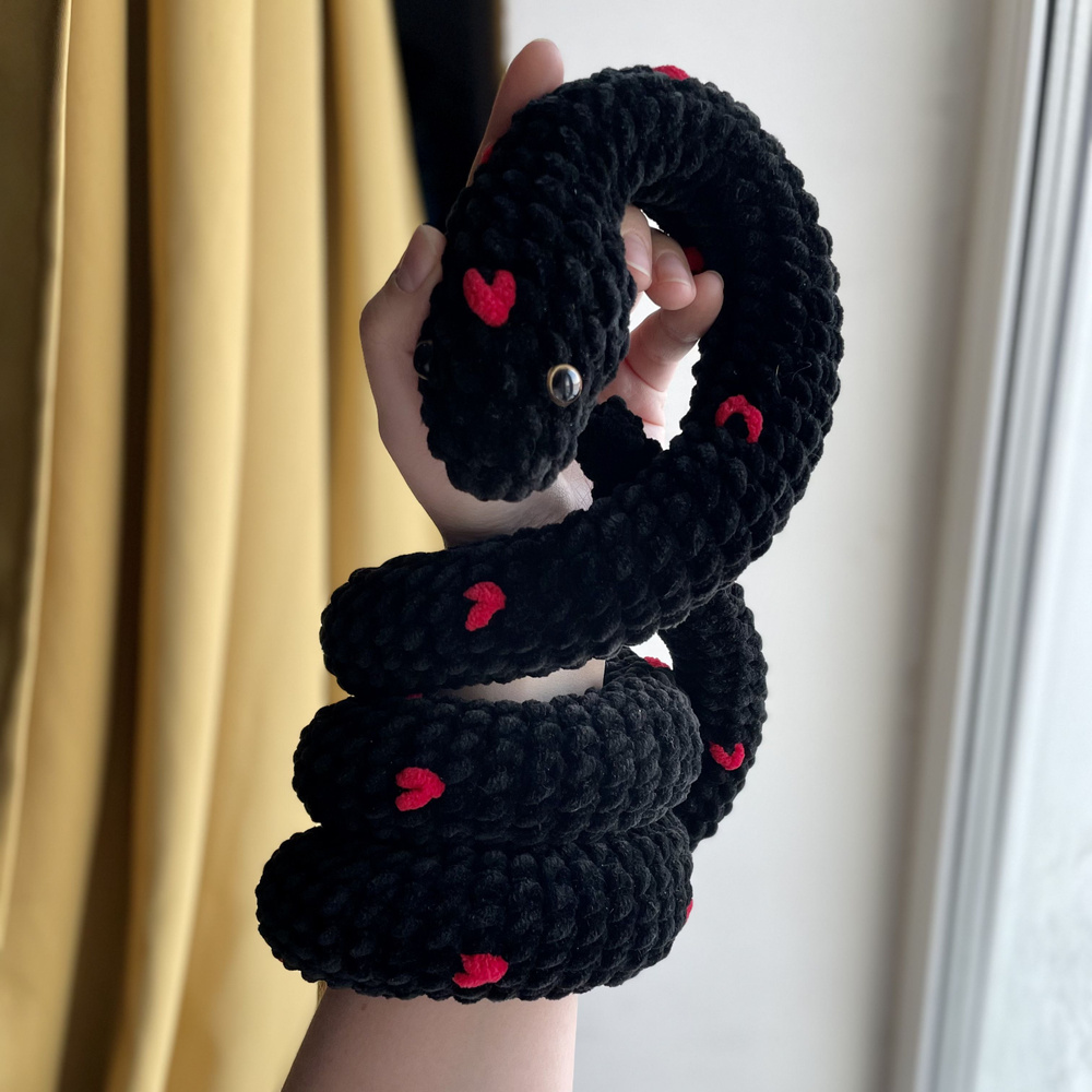Вязаная мягкая игрушка "Змея" / змейка с сердечками / черный 100 см  #1