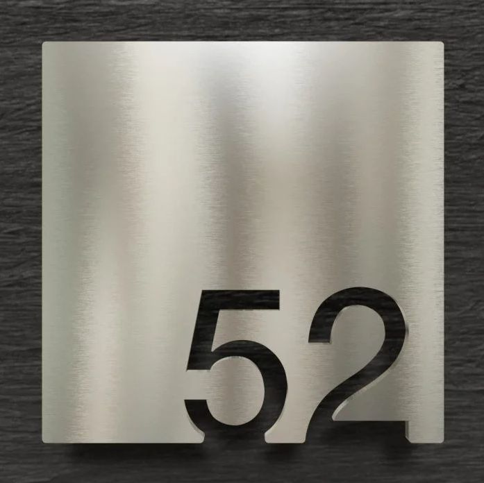 Номер квартиры 52 металлическая табличка на дверь #1