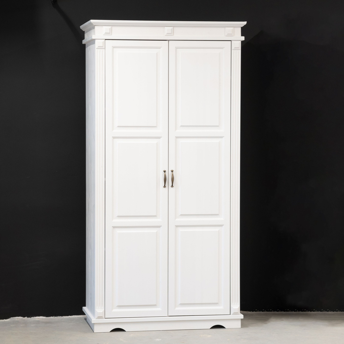 Шкаф для одежды распашной белый Харви двухдверный деревянный со штангой и полками из массива сосны