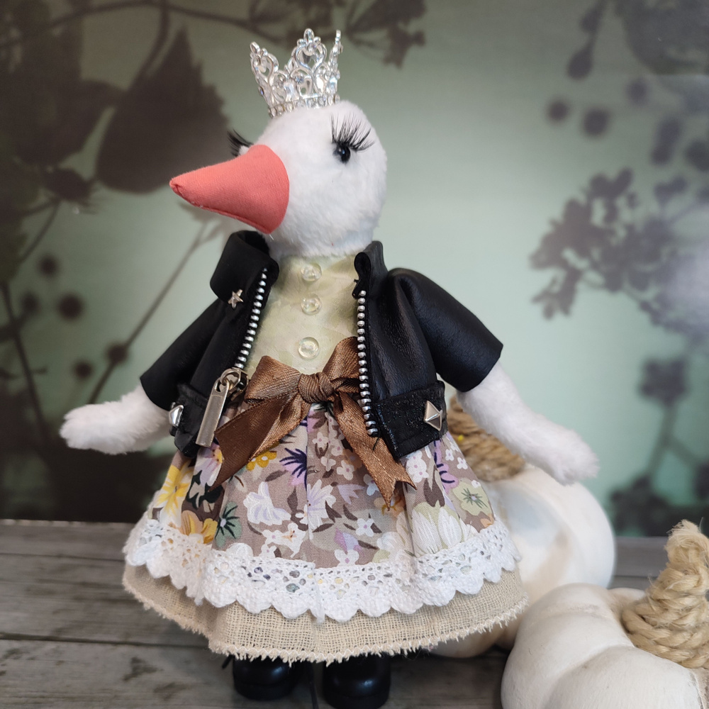 Игрушка интерьерная авторская гусыня Лизавета в платье и косухе ручной работы  #1