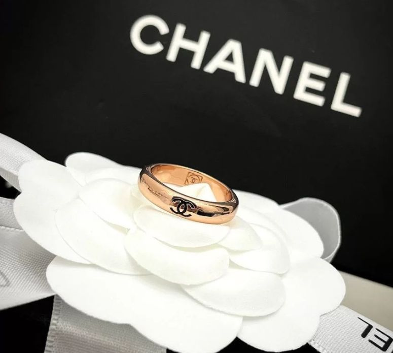 Кольцо в образе CHANEL с логотипом модного дома металл под розовое золото размер 18  #1