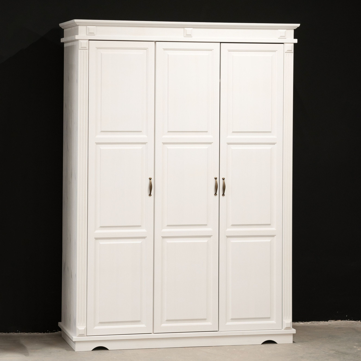 Шкаф для одежды распашной белый Харви трехдверный деревянный со штангой и полками из массива сосны