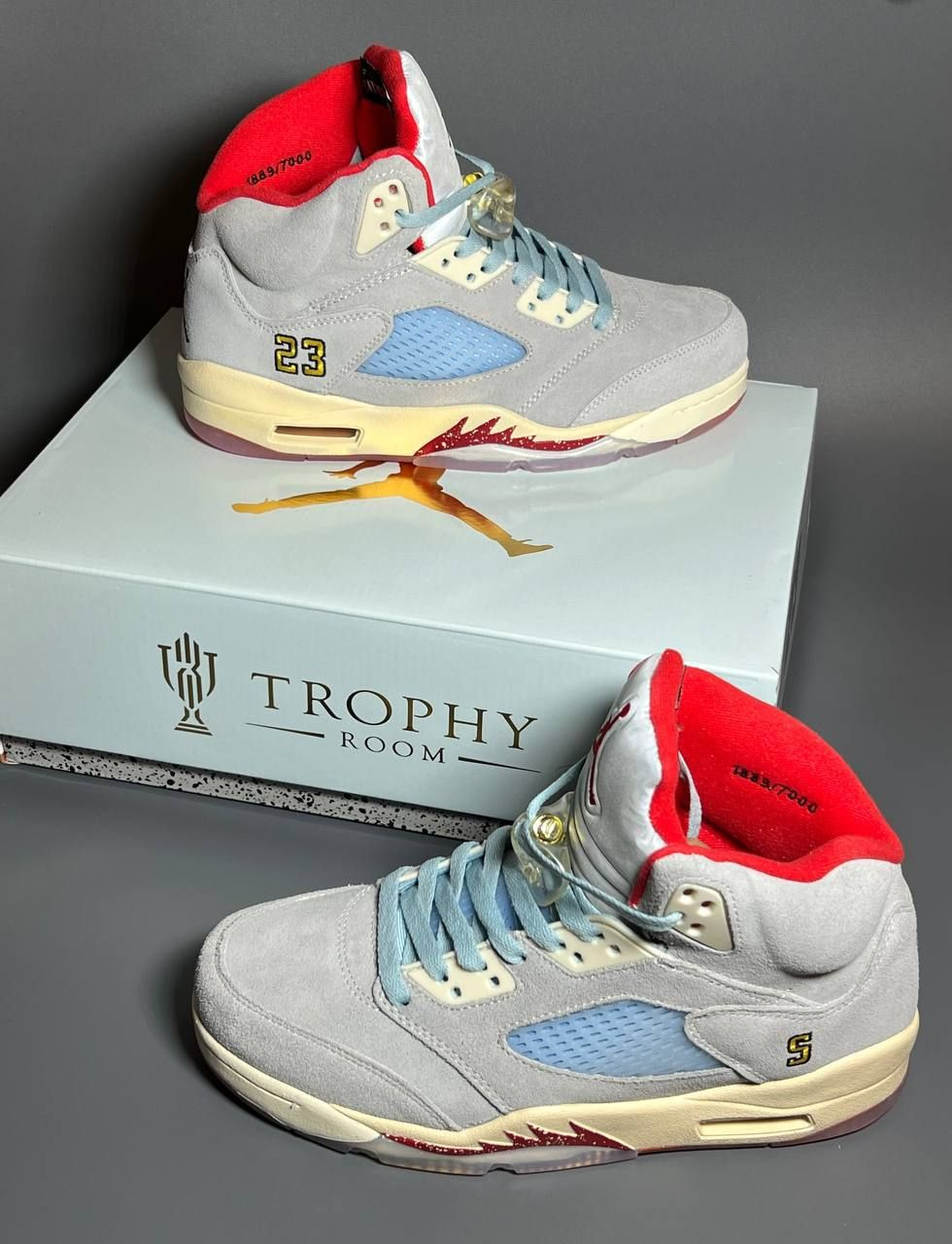 Оригинальный силуэт Air Jordan V, выпущенный в 1990 году, стремился подражать самолету и бескомпромиссному стилю игры MJ.  Тинкер Хэтфилд - легендарный дизайнер Nike, рассказал, что Майкл Джордан напомнил ему истребитель Mustang времен второй мировой войны. «Парящий по краям игры и появляющийся из ниоткуда в атаке».  Nike Air Jordan V Retro - баскетбольная модель кроссовок.  Вдохновленные университетом Северной Каролины где он и играл будучи студентом.  Логотип Jumpman сразу же приковывает к себе внимание.