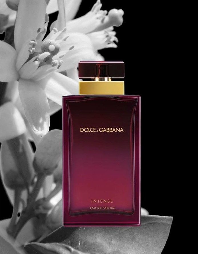 Туалетная вода D&G Pour Femme Intense – это манифест сладострастию и безудержному наслаждению, которое заставляет сердце биться сильнее и дорожить каждым мгновением жизни. Эксклюзивный аромат адресован чувственной женщине, соблазняющей мужчин грациозностью своей походки и неповторимыми очертаниями силуэта. Она уверена в своих поступках, никогда не сожалеет о прошлом и открыта для новых чувств. Эта леди притягивает восхищенные взгляды и надолго остается в памяти случайных прохожих. Верхние ноты, созданные свежим фейерверком из шелковистых лепестков нероли и волнующих акцентов зеленого мандарина. Ноты сердца, звучащие белыми цветами апельсинового цвета и туберозы, оставляющей долгоиграющий шлейф сладких аккордов. Базовые ноты, образованные сливочным звучанием маршмэллоу и благовонного сандала.