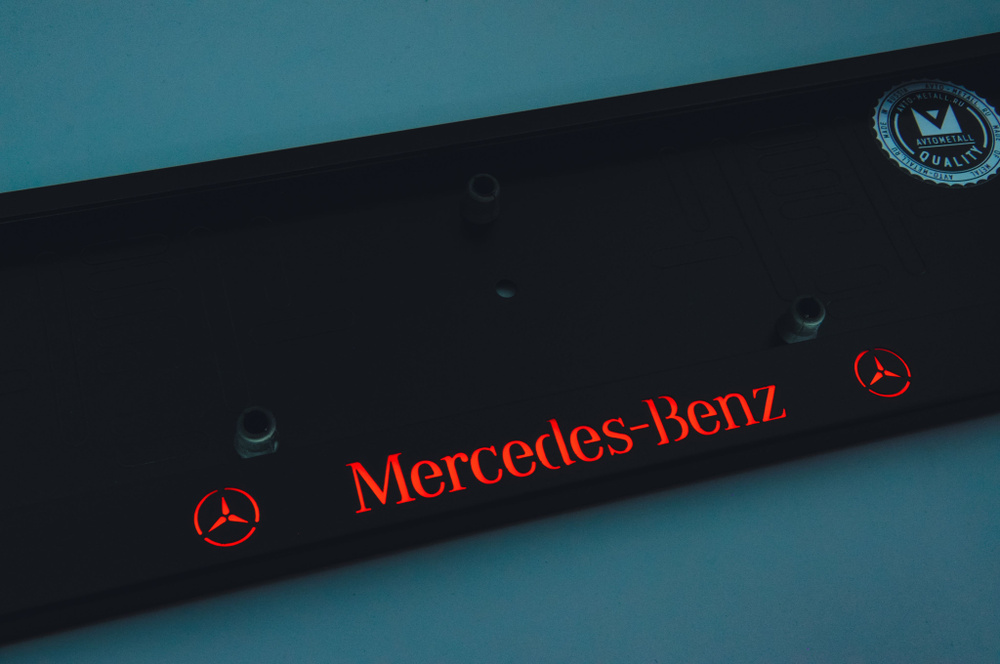 LED Рамка номерного знака с красной подсветкой надписи MERCEDES-BENZ из металла черная / Рамка для автомобиля #1