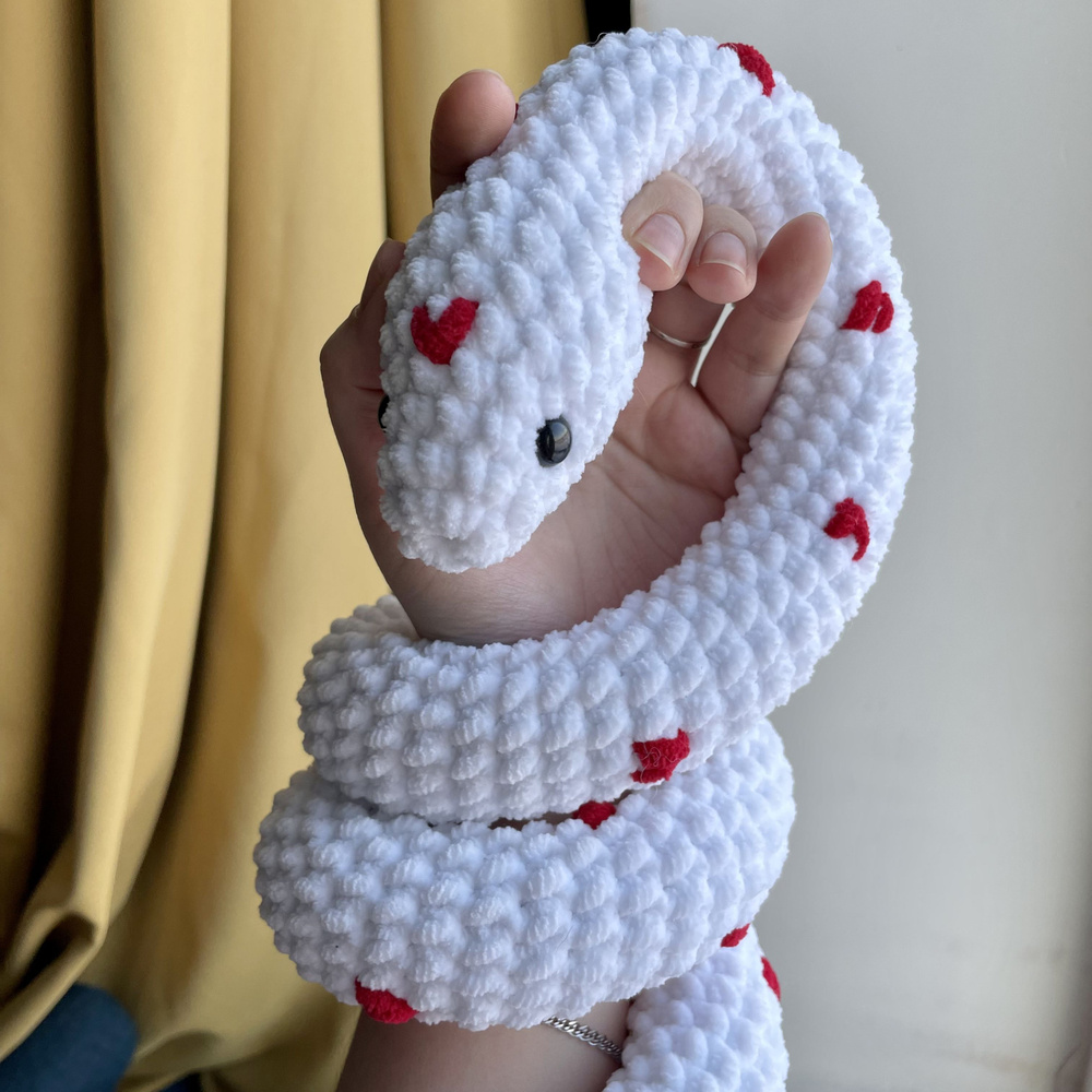 Вязаная мягкая игрушка "Змея" / змейка с сердечками / белый 100 см  #1