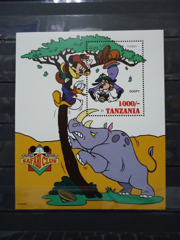 Почтовый блок Танзания. Гуфи с дерева фотографирует носорога.  #1