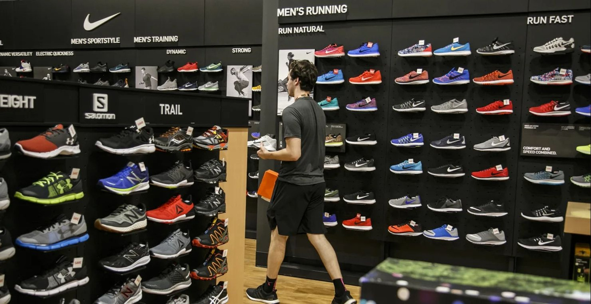 разнообразие спортивных брендов на стойке