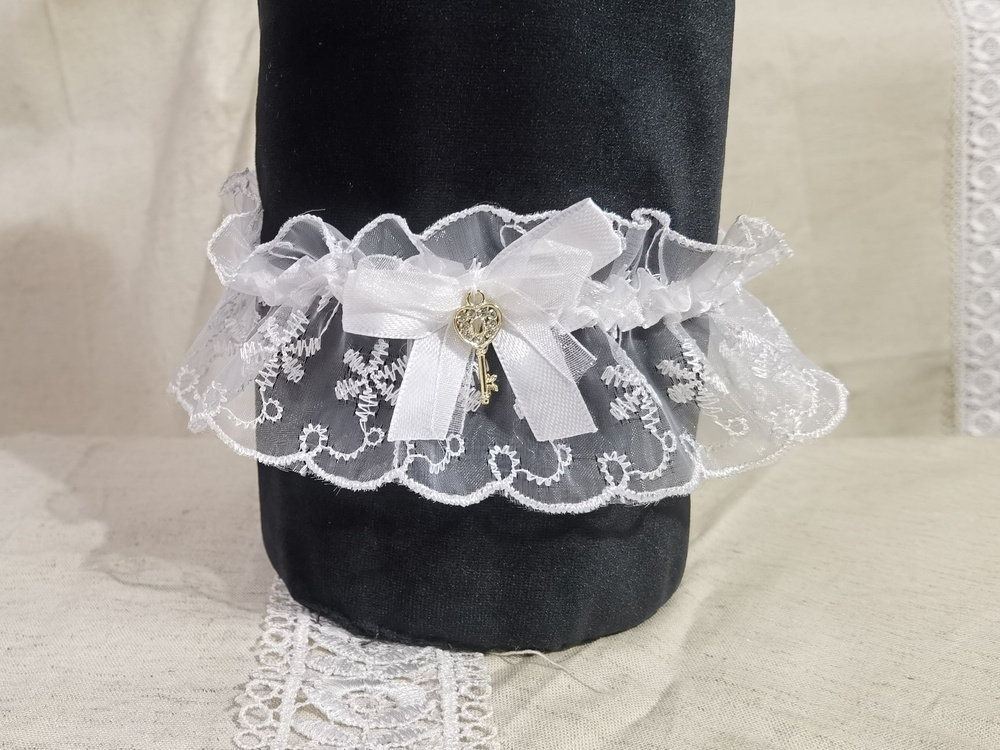 Подвязка для невесты кружевная в белом цвете с украшением.  #1