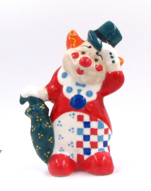Фарфоровая статуэтка Клоун с зонтом снимает цилиндр красный фрак  #1