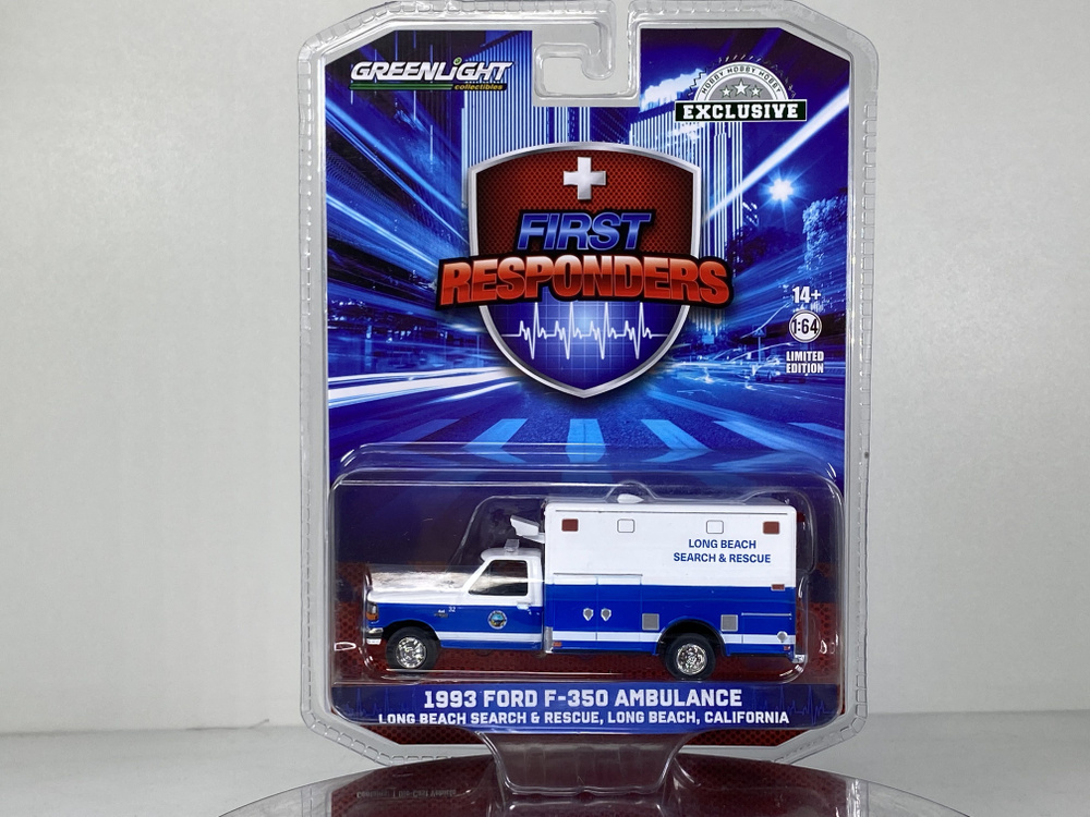 Модель коллекционная автомобиля FORD F-350 Van Ambulance / масштаб 1:64  #1