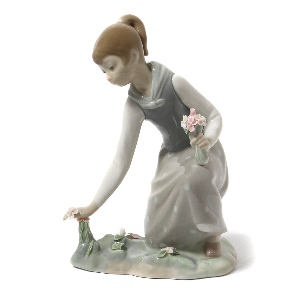 Фарфоровая фигура "Девочка, собирающая цветы". Испания, Lladro, 20 век.  #1