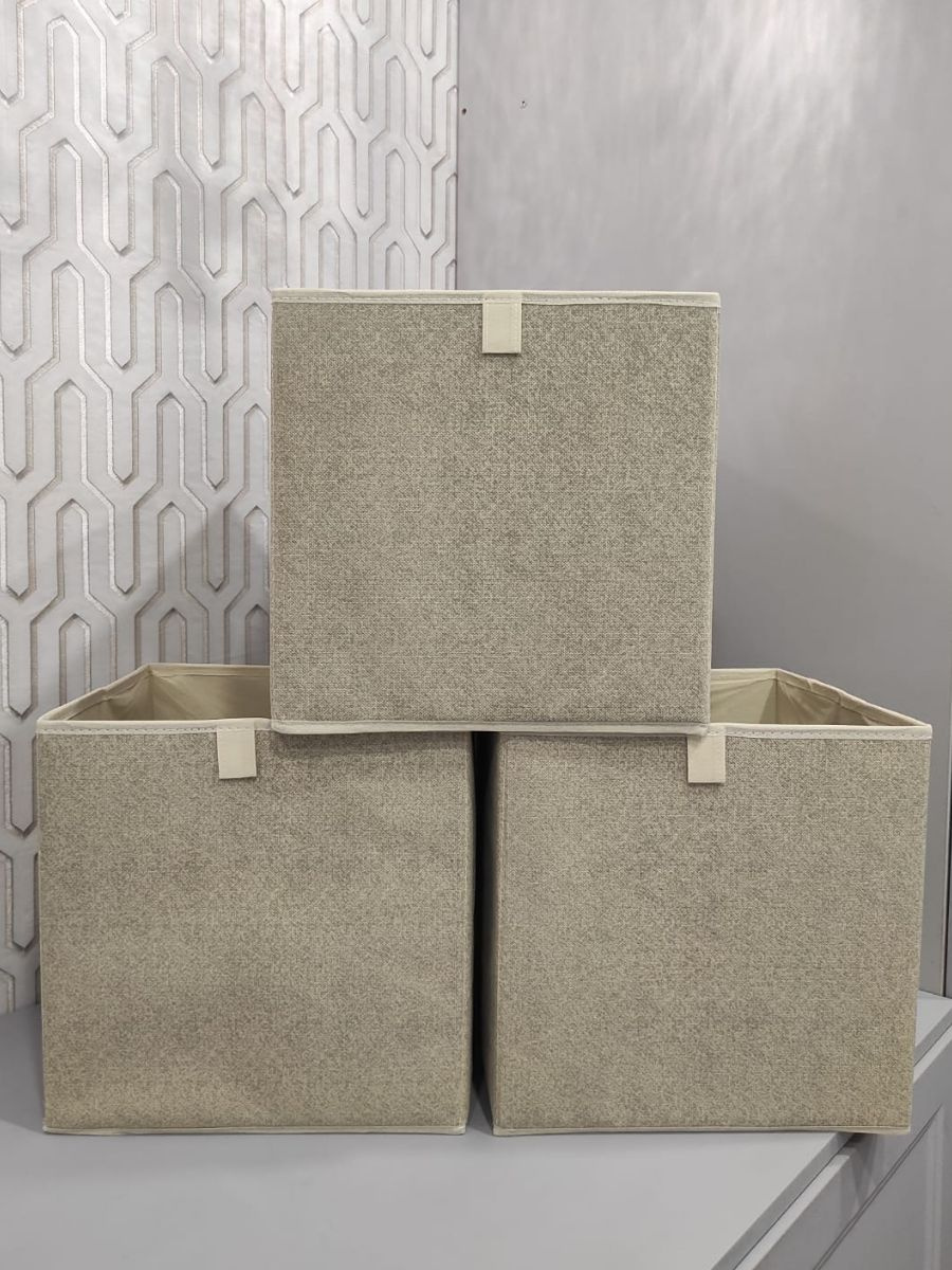 Навести порядок в вещах и организовать пространство помогут коробки для хранения. в набор входит 3 коробки размером 30*30*30 см. Короба изготовлены из плотного картона и текстиля. У них жесткое дно, они прекрасно держат форму. У нас в ассортименте 9 вариантов расцветок коробок в таком размере