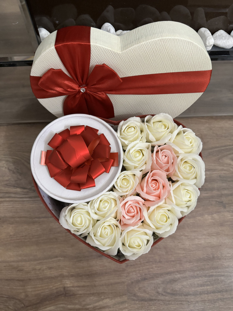 Композиция : Подарочная коробка в форме сердца роскошный букет цветов из мыльных роз, коробка конфет #1