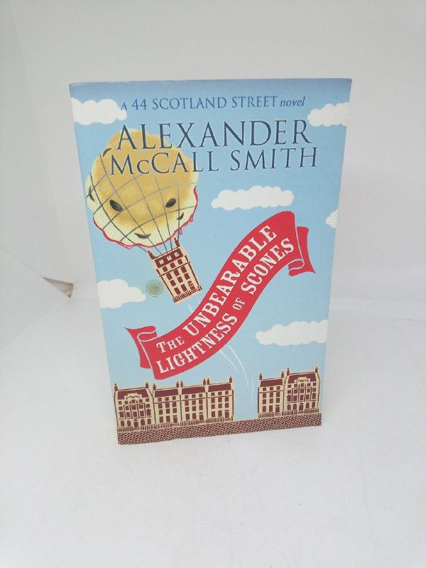 The unbearable lichtness of scones (Невыносимая легкость булочек) на английском языке / McCall Smith #1