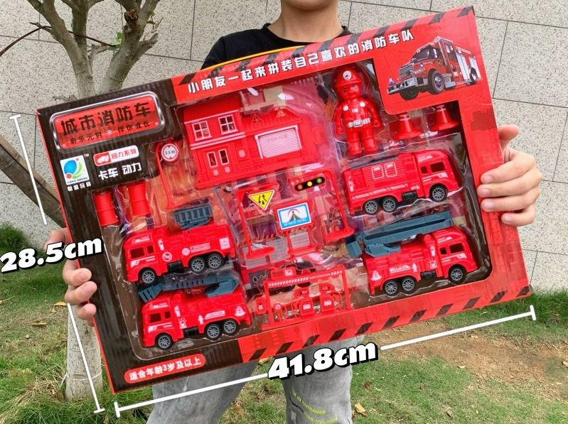 Набор игрушек для ребенка "Пожарный" от 3х лет #1