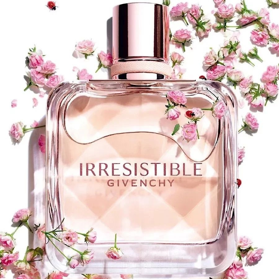 Irresistible Eau de Toilette - это яркая ольфакторная композиция, сочетающая в себе ноты фруктовой розы и нежной мускусной древесины. Ключевым компонентом искрящегося аромата является Дамасская роза, выращенная на пологих склона гор Испарта в Турции. Благодаря невероятной свежести Розовый воды, аромат приобретает кристальную чистоту и нежное звучание. Дуэт элегантного Ириса и Розы сливается с пикантной нотой Черной смородины, собранной в Бургундии. Благоухание цветочного букета в сочетании с древесной гранью Виргинского кедра и Белым Мускусом становится естественным продолжением вашего образа надолго. Туалетная вода IRRESISTIBLE - это концентрат женственности, который моментально дарит ощущение свежести. Наполненный духом свободы, этот аромат призывает Вас забыть обо всем и выразить свою индивидуальность.