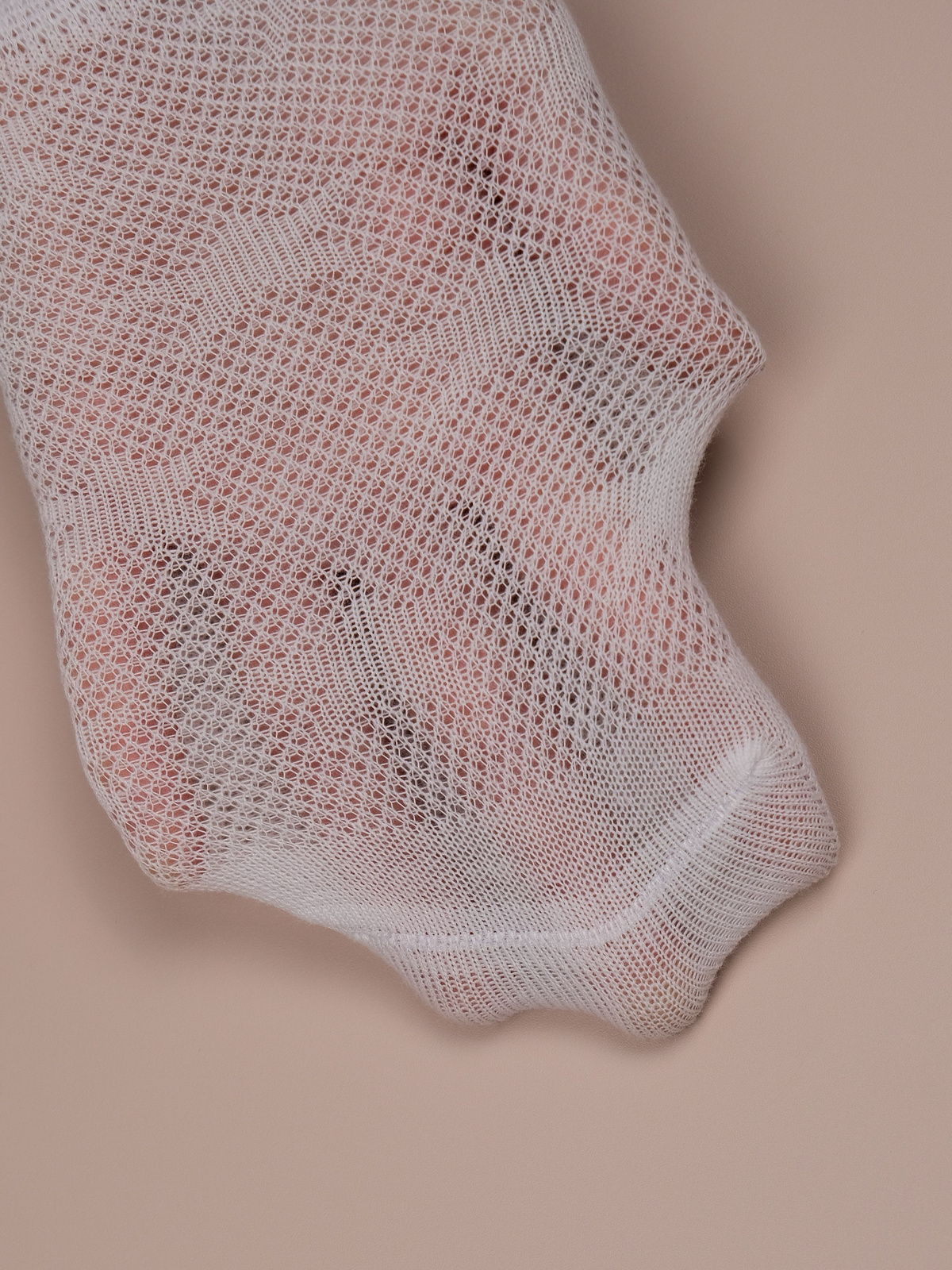 Дышащий материал носков, а также материал сетки позволяют ножкам не потеть, дышать и комфортно себя чувствовать.