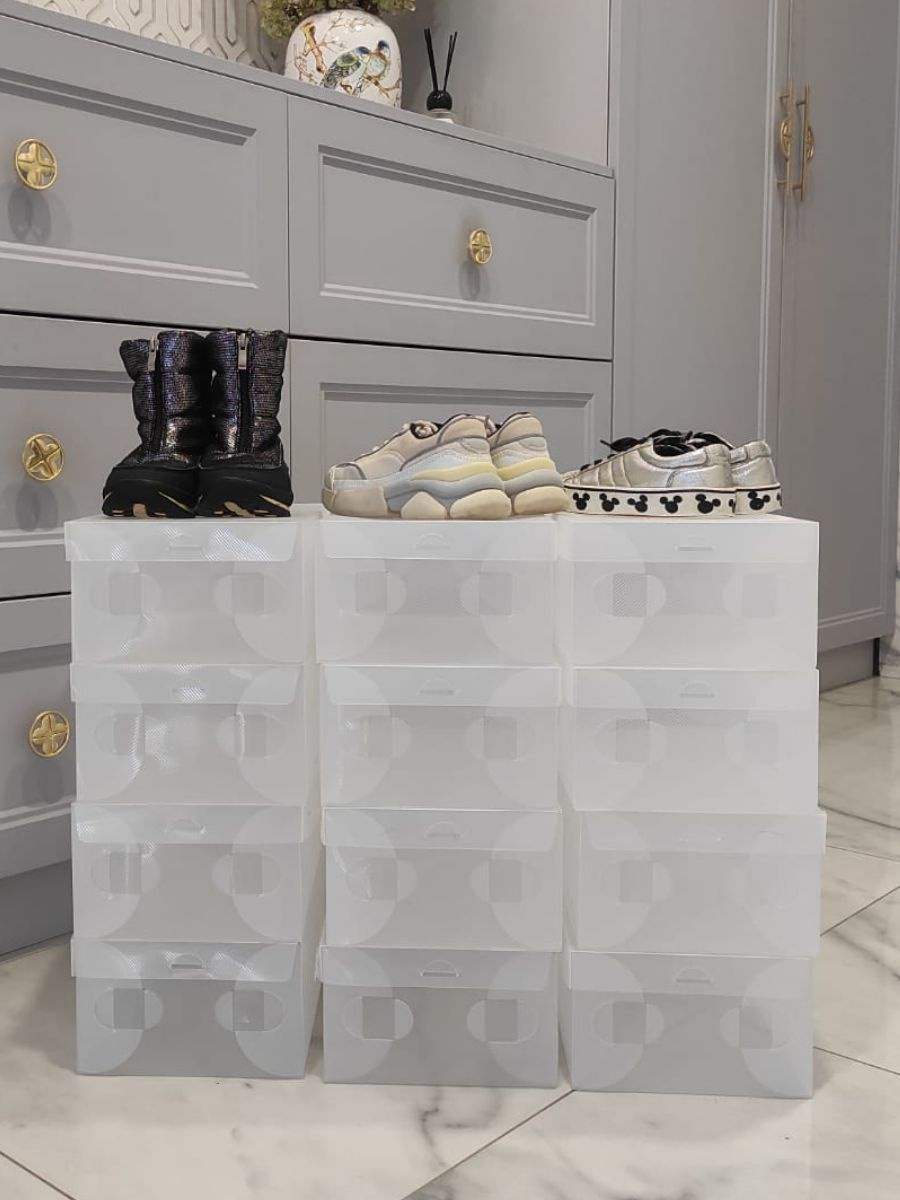 В комплекте 12 штук коробок. Размер 28*19*10 см, подойдут как для детской обуви, так и для женской летней обуви. Они изготовлены из прочного пластика плотностью 720 мкм. Рифленная поверхность пластика позволяет коробки складывать друг на друга, при этом они не скользят. Прозрачные, вы сможете легко найти нужную пару обуви, не открывая при этом каждую.  Коробки просты в сборке.