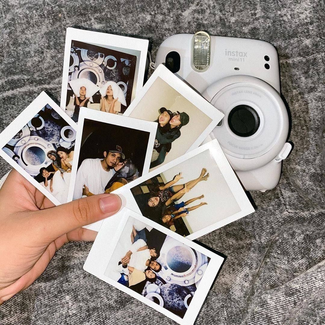 Комплект пленки Instax Mini Fujifilm 20 представляет собой незаменимый аксессуар для использования с фотокамерой Instax Mini. Этот комплект содержит 20 листов пленки, каждый из которых позволяет получить мгновенные фотографии с яркими и насыщенными цветами.  Пленка Instax Mini Fujifilm создана специально для использования с фотокамерой Instax Mini, которая пользуется огромной популярностью благодаря своей легкости в использовании и качеству фотографий. Эта пленка обеспечивает быструю и простую печать фотографий, сразу же после съемки, без необходимости ожидания и обработки.  Каждый лист пленки Instax Mini Fujifilm имеет размер 54 мм на 86 мм, что делает его удобным для ношения в кошельке, рамке или альбоме. Благодаря своему компактному размеру, фотографии можно сразу же показать и поделиться с друзьями и близкими.  Фотографии, сделанные с помощью пленки Instax Mini Fujifilm, имеют яркую и насыщенную цветопередачу. Они захватывают момент и делают его незабываемым, а также сохраняют естественные оттенки и детали. Каждая фотография имеет матовую отделку, которая придает ей элегантный вид.  Комплект пленки Instax Mini Fujifilm 20 предлагает надежное и высококачественное фотопечатное решение для фотографий мгновенного действия. Он подходит для различных ситуаций, включая праздники, семейные события, путешествия и повседневную жизнь.  Выбирая комплект пленки Instax Mini Fujifilm 20, вы получаете гарантированное качество фотографий в сочетании с простотой использования. Создавайте яркие и незабываемые фотографии с помощью этого комплекта пленки, чтобы запечатлеть и поделиться своими воспоминаниями на всю жизнь.