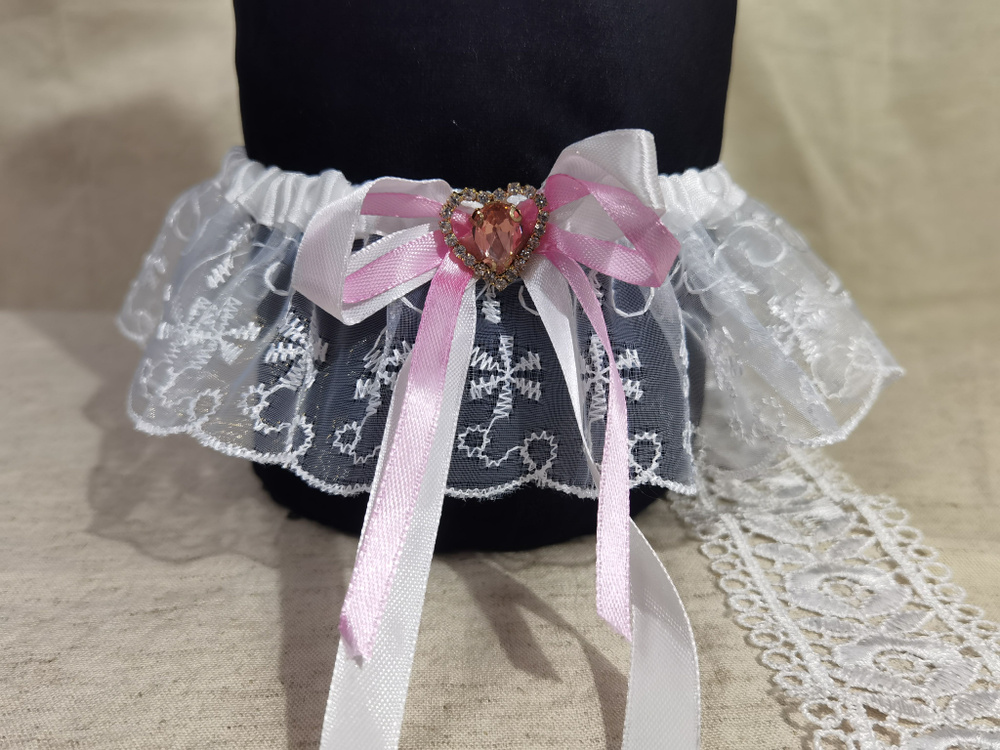 Подвязка для невесты кружевная в белом цвете с розовым бантиком и брошью.  #1