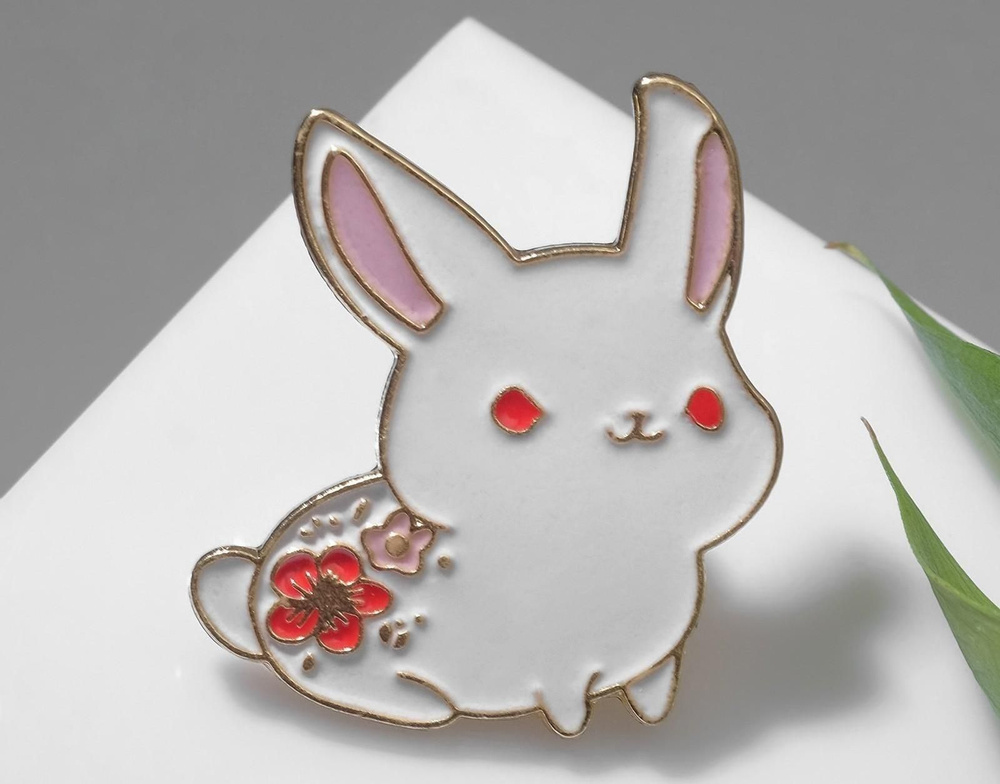 Значок Кролик с цветами, цвет бело-розовый в золоте #1
