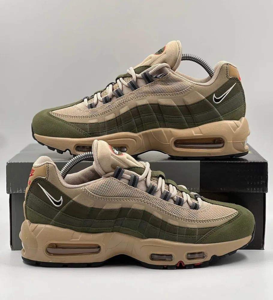 Nike Air Max 95, берут свое название в честь года выпуска 1995, разработанные дизайнером Серджио Лозано, вдохновившимся анатомическими ассоциациями, которые он описал следующим образом:  Верх кроссовок - волокна плоти и мышц Подошва - позвоночник Нейлоновые проушины напоминали ему ребра. Мгновенно завладели статусом хита и не теряют своей популярности по сей день.  Сегодня они являются одними из самых популярных и желанных кроссовок данного бренда.  Эволюция Air Max 95 и множество новых расцветок привлекают все новых фанатов данной модели.  Эту модель одинаково любят профессиональные спортсмены, знаменитости, а так же любители высококачественной и удобной обуви.  Отдельно стоит отметить внимание к данной модели в Hip-Hop культуре, где Air Max 95 заслуженно занимают место обязательного атрибута этого стиля.