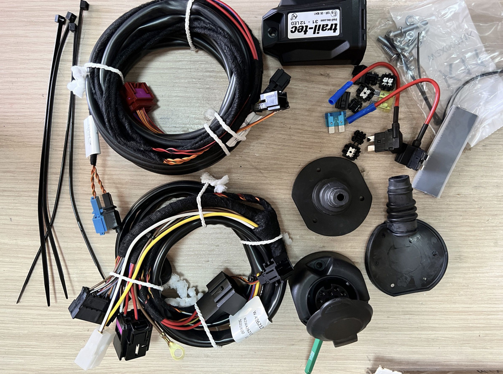 Штатная электрика для фаркопа с розеткой 13-pin, для Audi A1,A3,Q2,Q3,Q4,TT WYR426213R-T (Trail-Tec) #1
