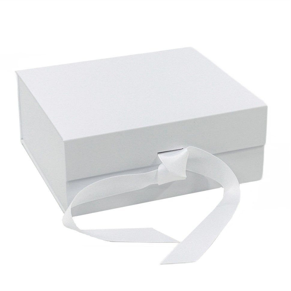 Коробка подарочная на магнитах 20х18х8 см, белая #1