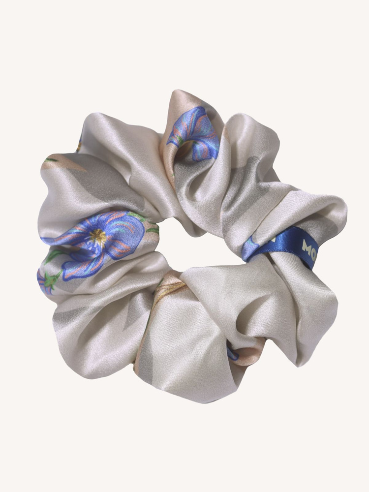 Широкая шелковая резинка для волос "Первоцвет" в жемчужно-белом цвете от Mollen  #1