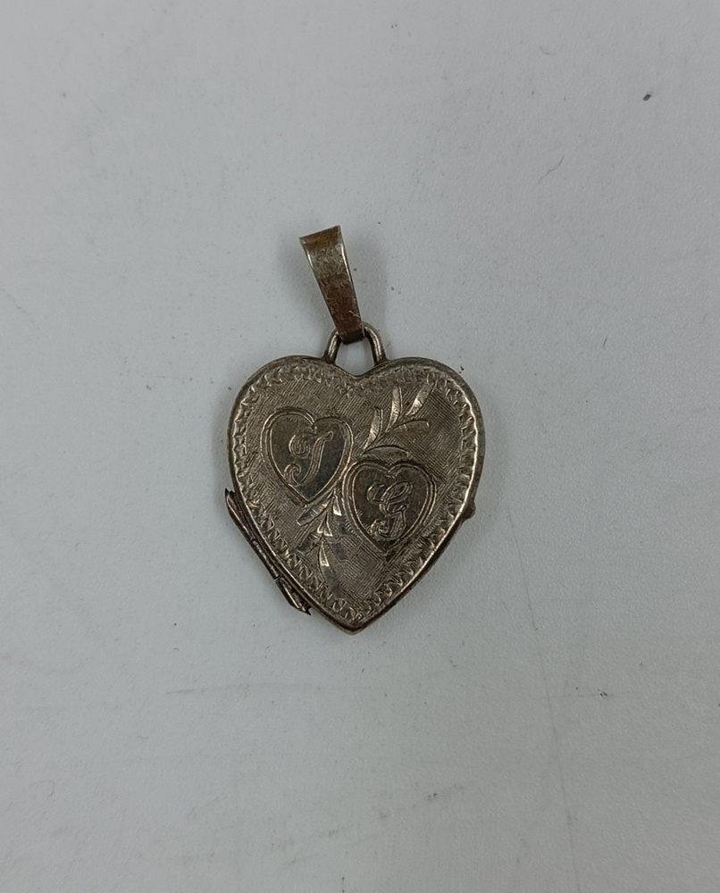 Кулон-медальон в форме сердца. Серебро 925. Гравированные английские буквы. 1,5х1,5 см. Англия 1930е #1