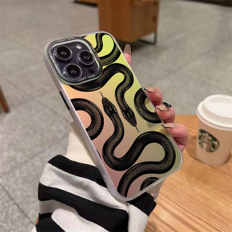 Ударопрочный чехол для iPhone 15 Pro Casetify Snake -Черная королевская змея, цв. персиковая дымка.  #1