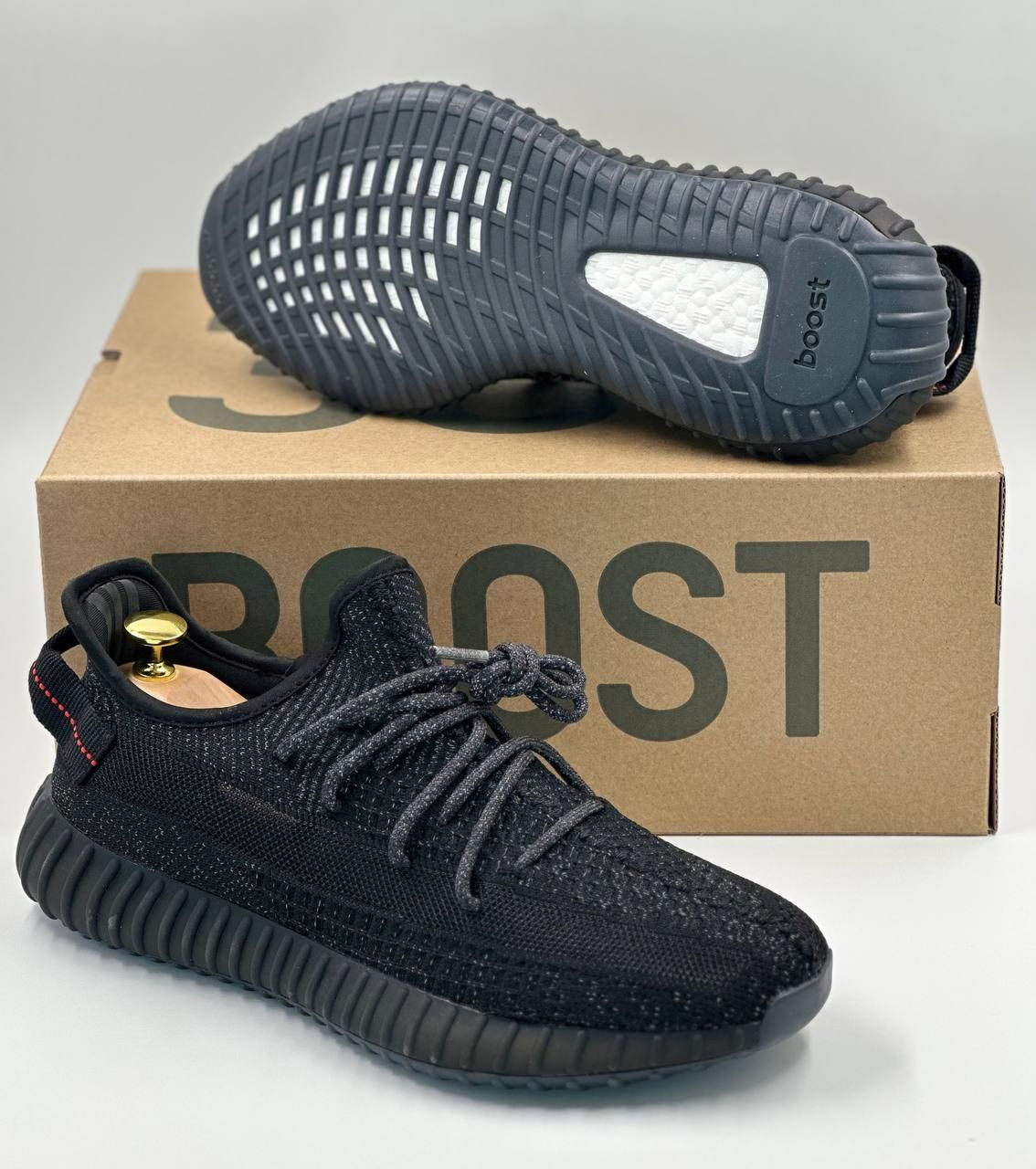 Совместная разработка компании adidas и репера Kanye West.  Одними из первых в линейке Yeezy Boost появились кроссовки 350-й модели, и произвели настоящий фурор.  Специалисты Adidas не стали останавливаться на достигнутом, и всего через несколько лет представили улучшенную вариацию второго поколения.  Вот уже более пяти лет данная модель не теряет своей актуальности, и многие до сих пор стремятся купить кроссовки Adidas Yeezy Boost 350.