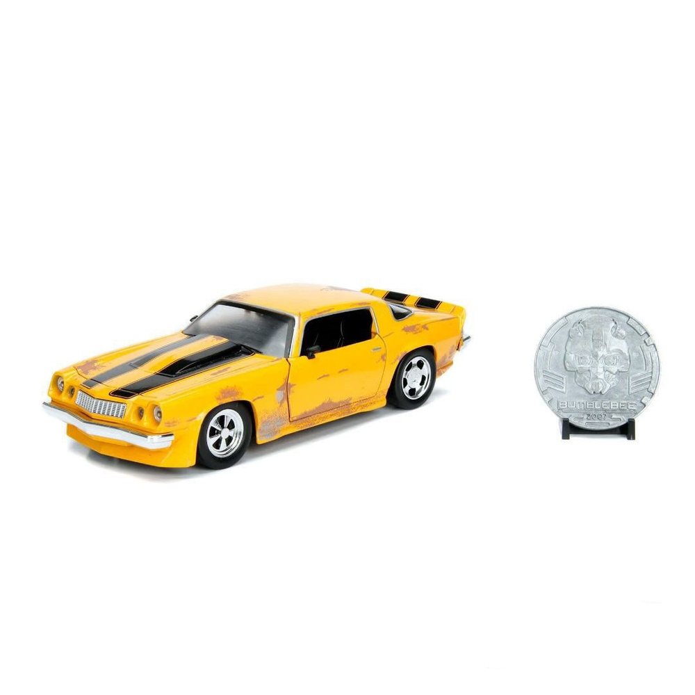 Машинка Jada Toys, 1:24 HollyWood Rides BUMBLEBEE 1977 CHEVY CAMARO, Со значком "Трансформеры"  #1