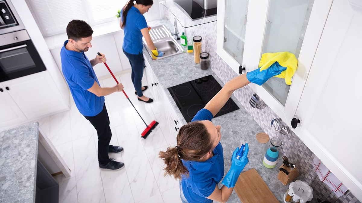 Yum cleaning. Уборка квартир. Клинер уборка квартир. Yum! brands inc логотип. Клининг девушка.